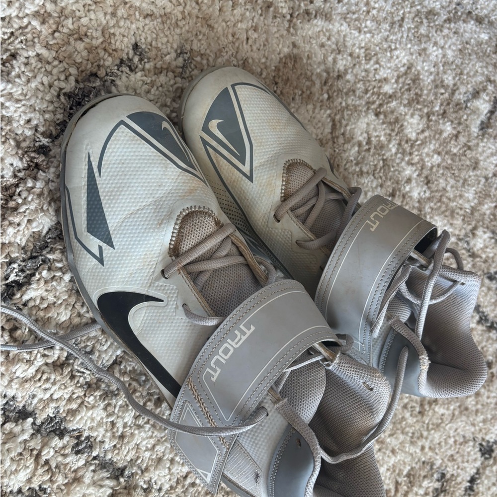 Nike trout baseball cleats- Gray and White